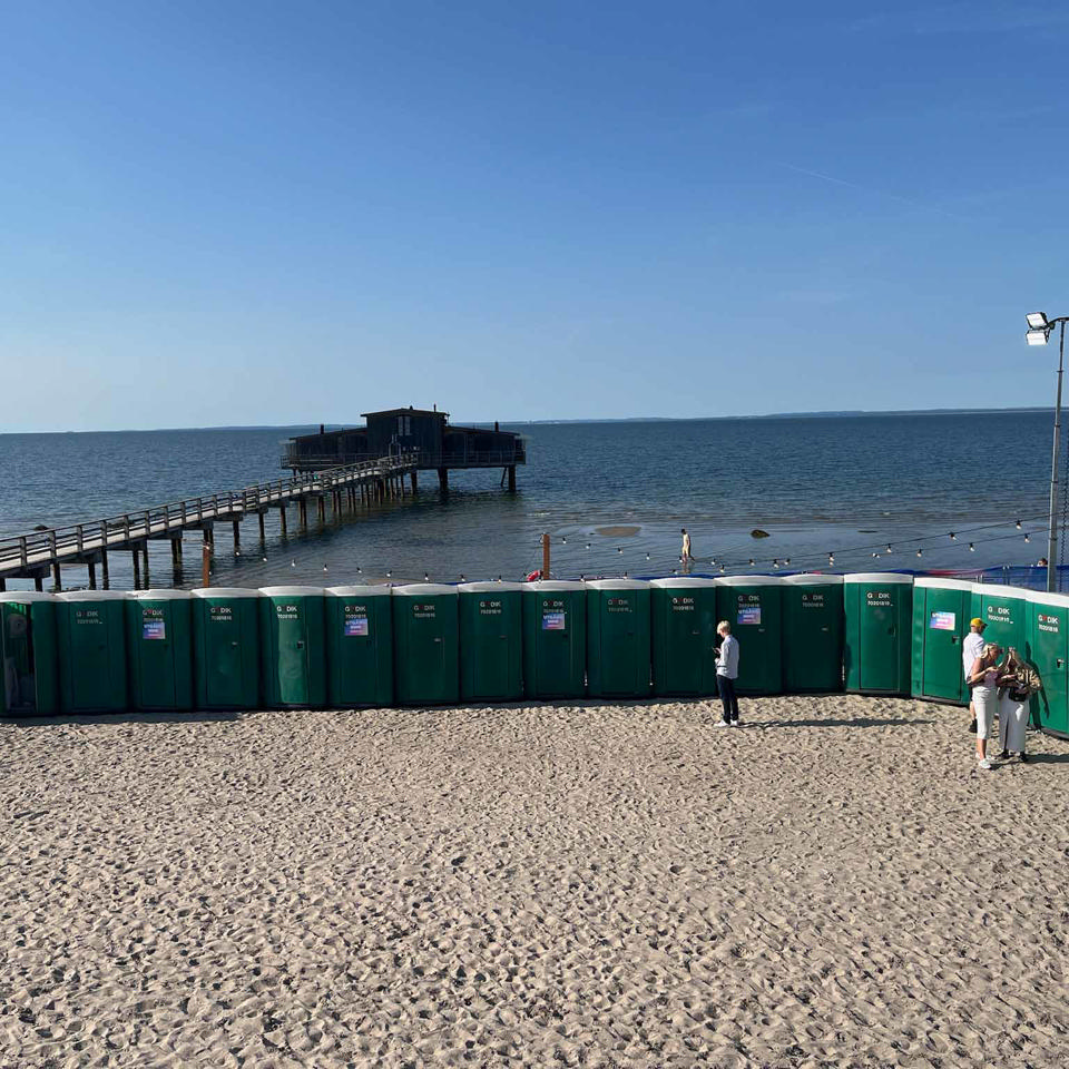 Lad med 14 toiletkabiner - Løse toiletter med tank