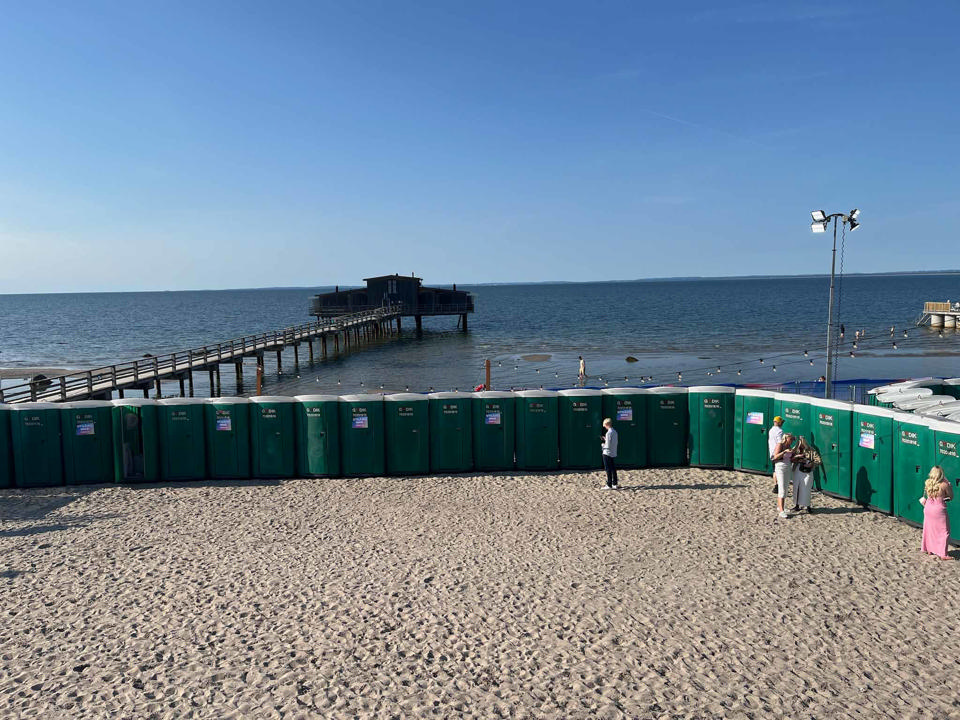 Lad med 14 toiletkabiner - Løse toiletter med tank