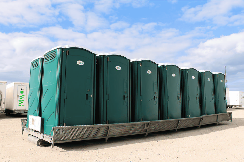 Lad med 14 toiletkabiner - Løse toiletter med tank