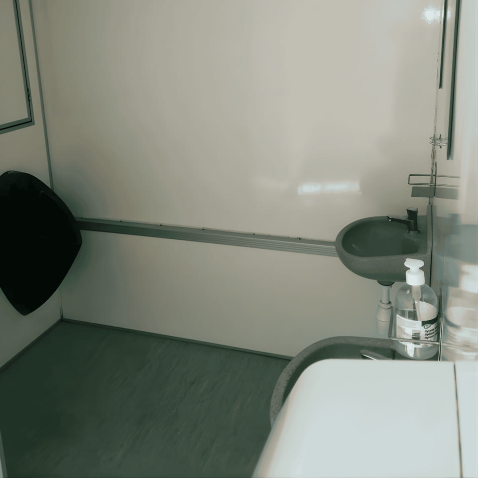 Luksus toiletvogn med 7 toiletter og 2 urinaler - Toiletter med skyl