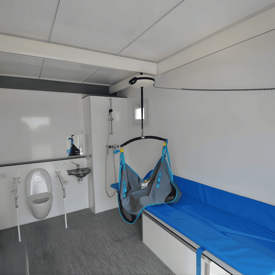 Handicap toilet m. travers lift - Pusle- og Handicaptoiletter