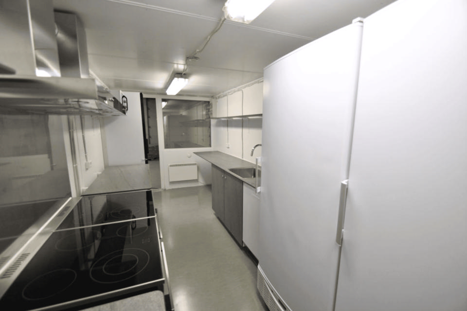 Køkkencontainer m/køl og frys - Køkken- og kantinevogne