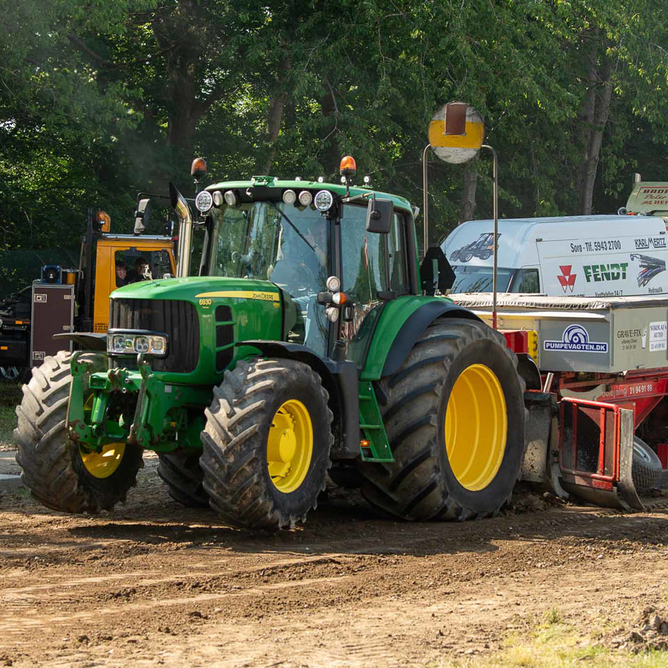 John Deere traktor 3720 - Maskiner & Kørsel