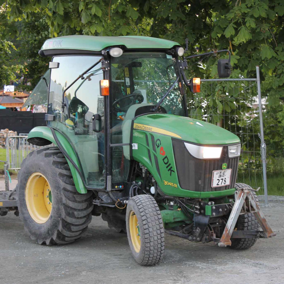 John Deere traktor 3720 - Maskiner & Kørsel