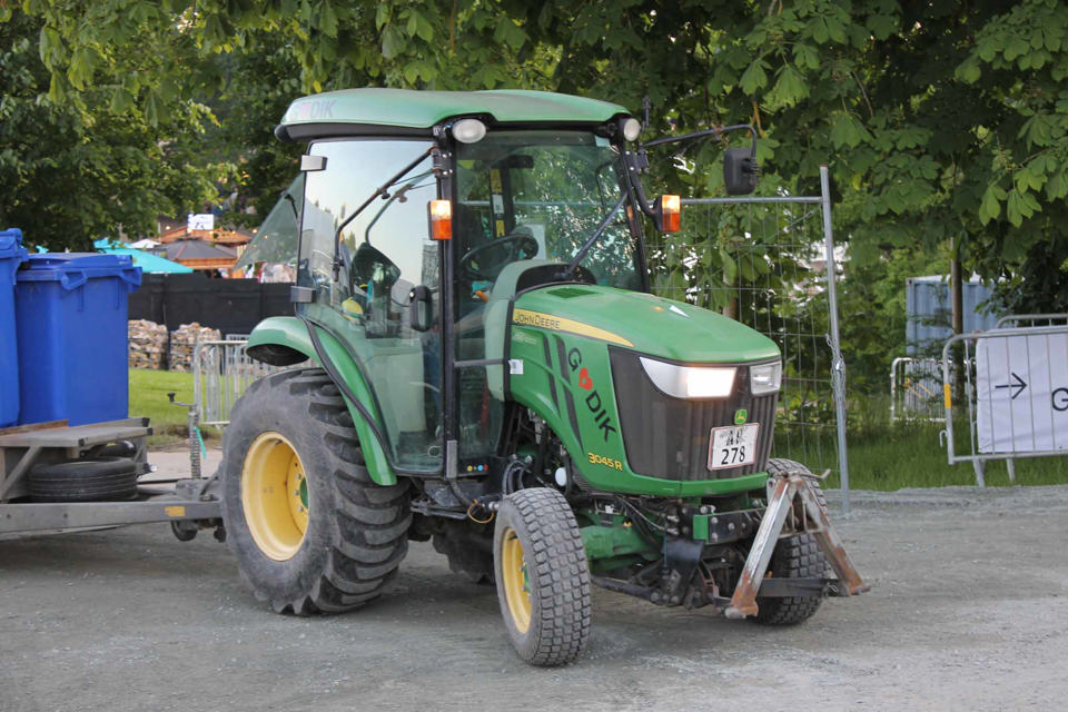 John Deere traktor 3720 - Maskiner & Kørsel