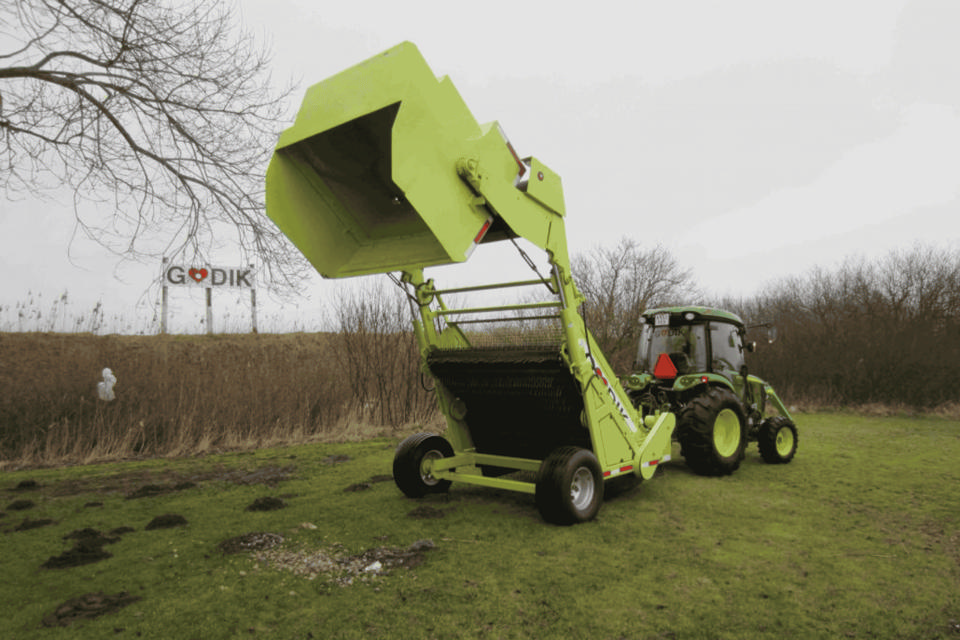 Traktor med affaldsopsamler - Maskiner & Kørsel