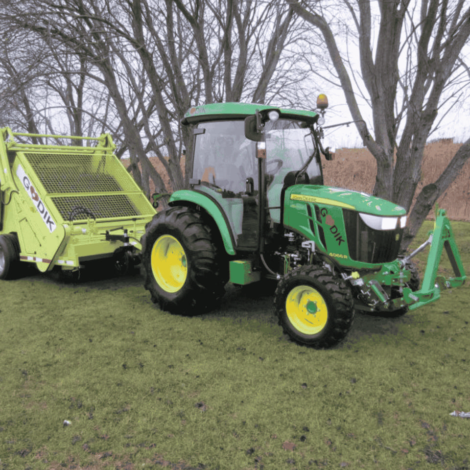 Traktor med affaldsopsamler - Maskiner & Kørsel
