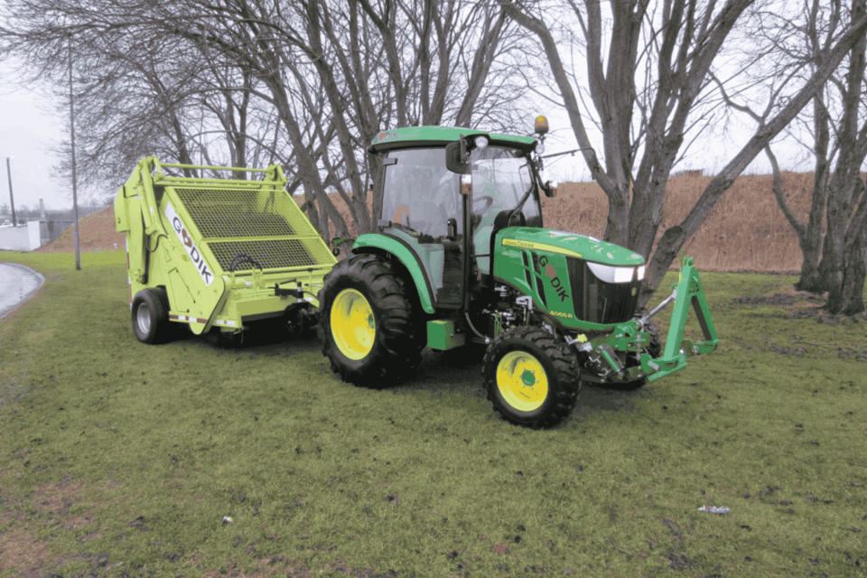 Traktor med affaldsopsamler - Maskiner & Kørsel