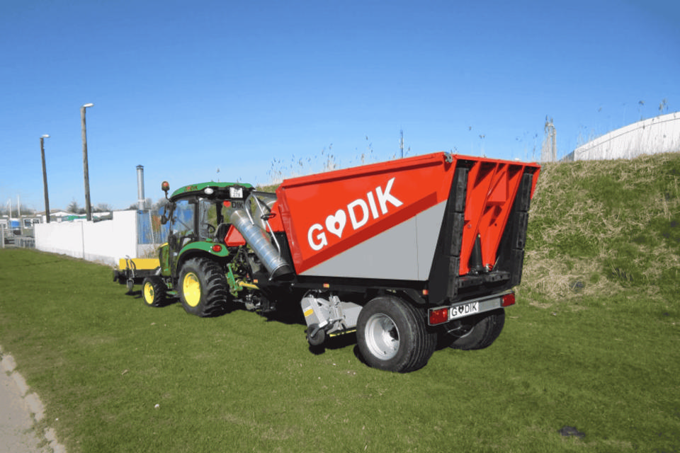 Traktor med affaldsopsamler - Maskiner & Kørsel