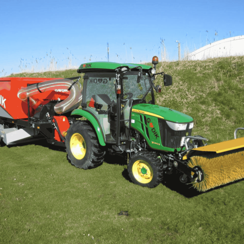 Traktor med affaldsopsamler - Maskiner & Kørsel