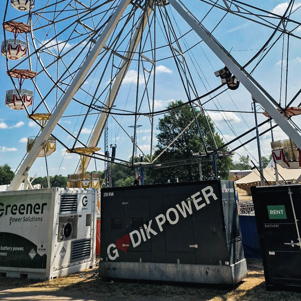 Godik generator og batteri forsyner festival med hybridstrøm