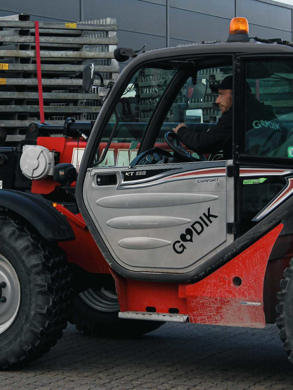 Godik-ekspert kører teleskoplæsser på en byggeplads