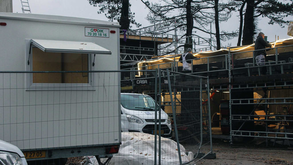 Godik-skurvogn og mobilhegn opsat på byggeplads