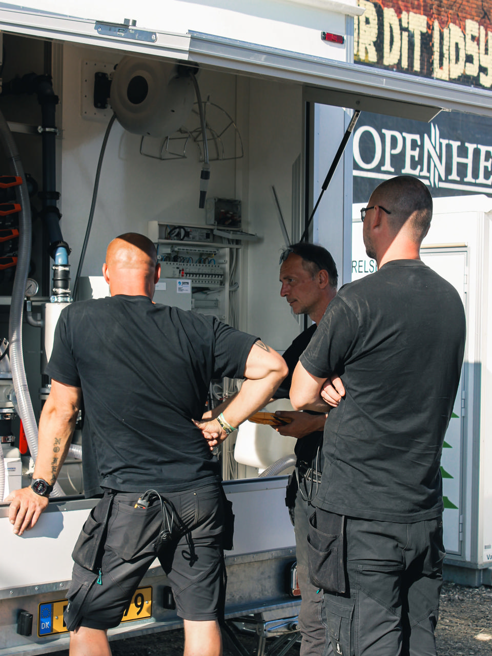 Som del af en samlet leverandørløsning servicerer Godik-medarbejdere teknisk udstyr på en køletrailer