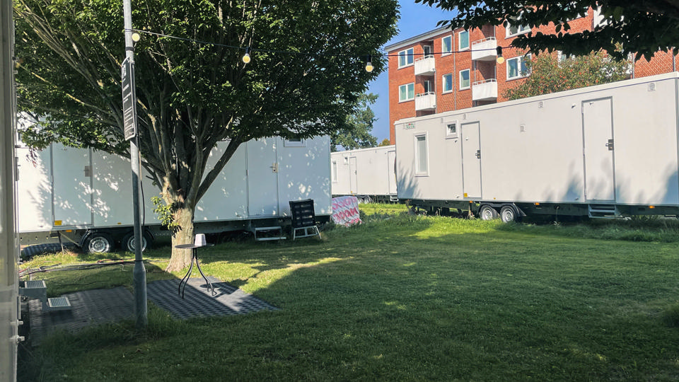 Godik beboelsesvogne foran boligblokke i forbindelse med genhusning og renovering