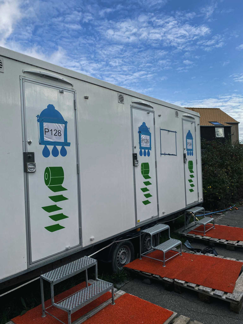 En bad og toiletvogn med seperate rum