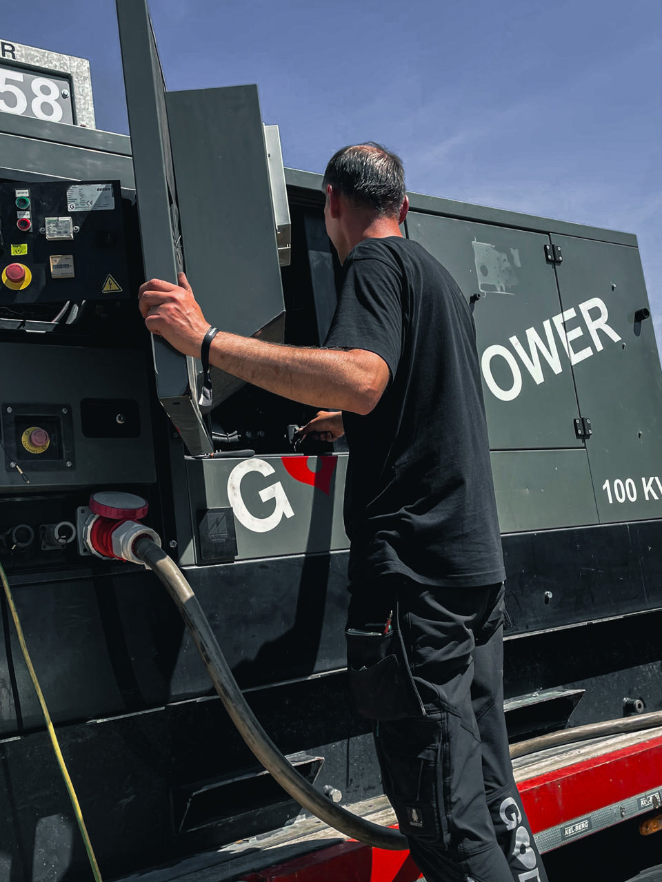 En godik servicetekniker indstiller en generator