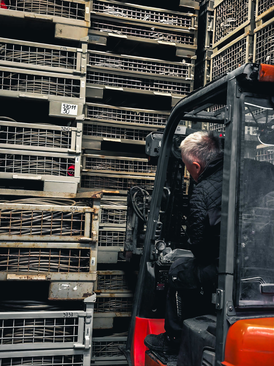 En mand løfter kabelbure med gaffeltruck