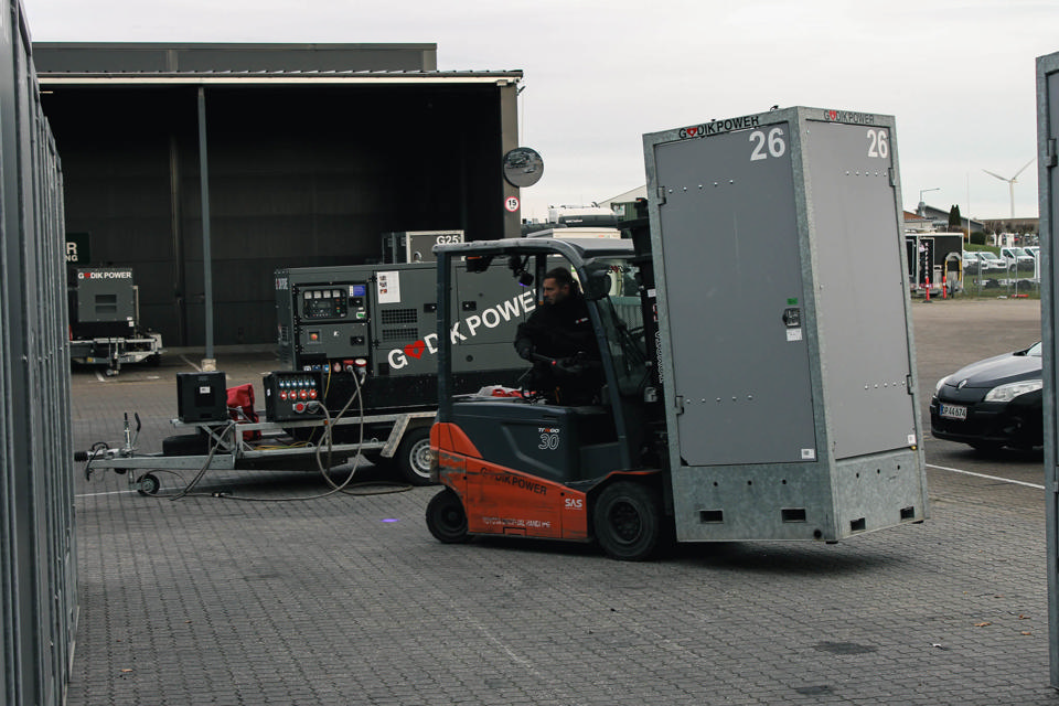 Godik ansat flytter et lystårn med en gaffeltruck
