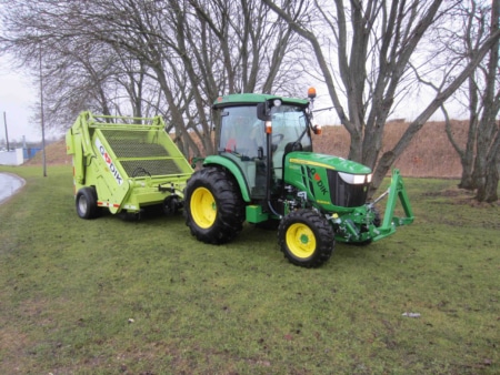 Affaldsopsamler-med-traktor-og-chauffør