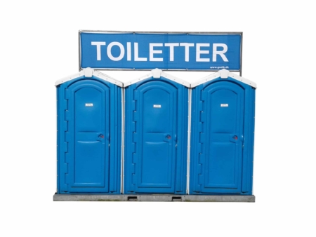 6-toiletter-på-ramme-med-toiletbanner