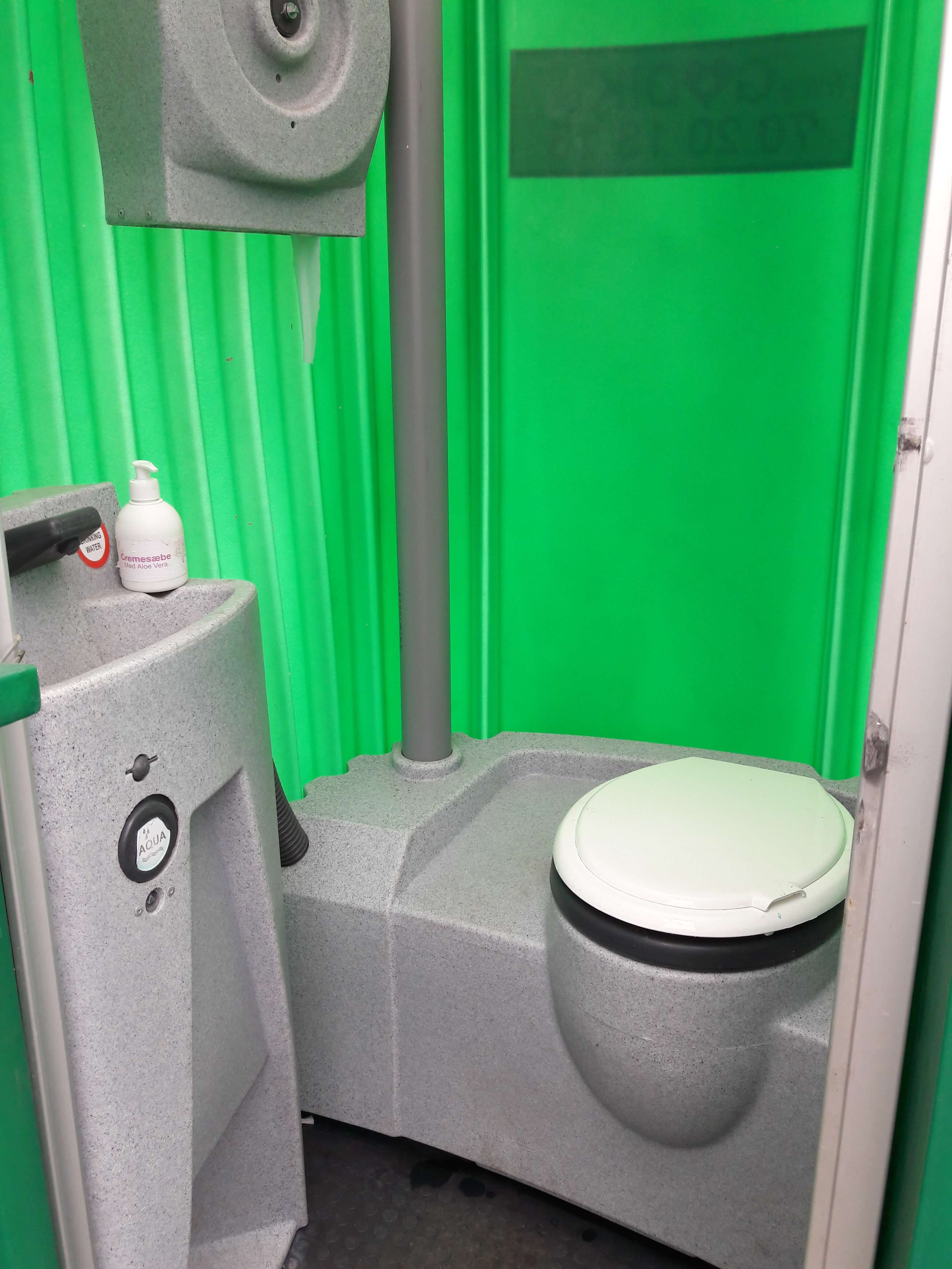 grønt mobil toilet