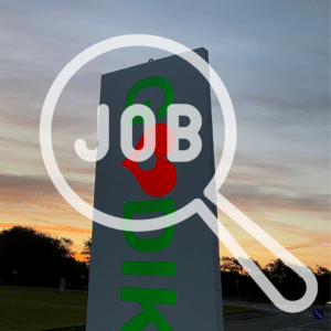 Godik Pylon i solopgang. Med job-grafik over.